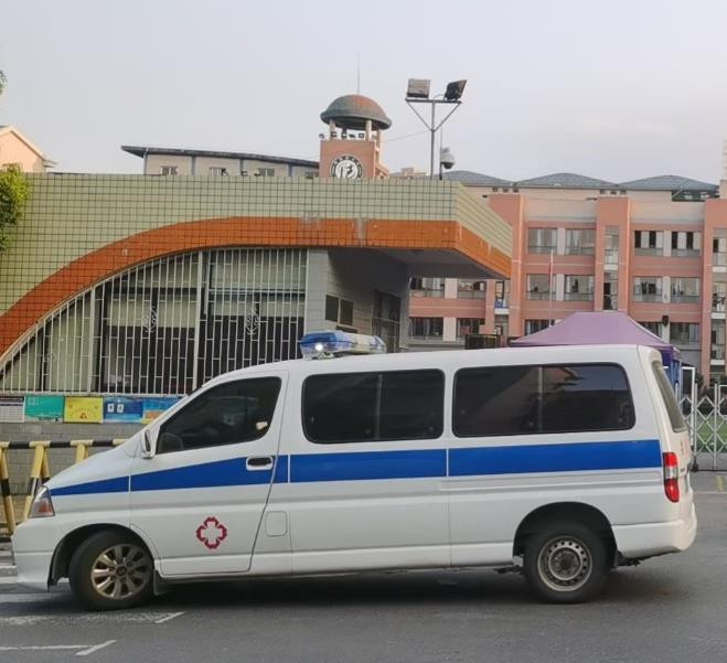 彬村山华侨农场救护车出租护送骨折病人一公里多少钱